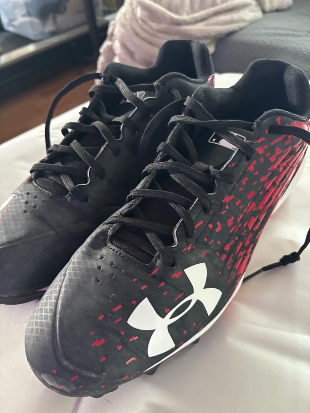 Under Armour Black Cleats with red Accents and White Logo
size 13